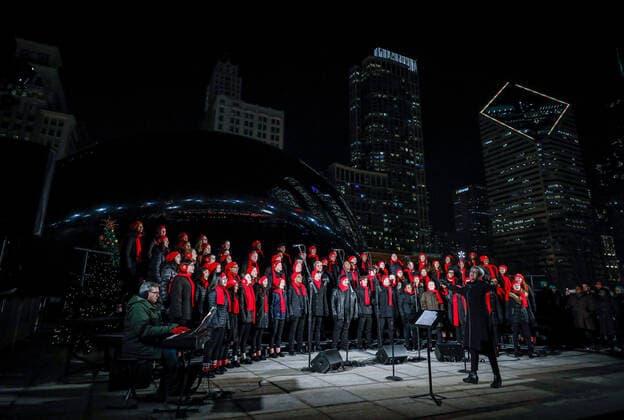 Bilder des Jahres 2019, Entertainment 12 Dezember (191214) -- CHICAGO, Dec. 14, 2019 (Xinhua) -- A choir sings Christmas carols in Millennium Park, Chicago, the United States, on Dec. 13, 2019. (Photo by Joel Lerner Xinhua) U.S.-CHICAGO-CHRISTMAS CAROLS 
