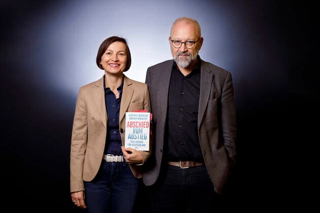 Herfried Münkler with his wife Marina Münkler at an exclusive photo shoot before the reading from their book Abschied vom Abstieg Eine Agenda für Deutschland (Farewell to Descent) in the Stadtbibiliothek Cologne, 18 11 2019 Foto:xC.xHardtx xFuturexImage