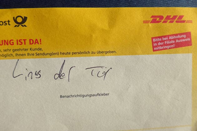 Notification card from DHL for an undeliverable parcel in Bremen The parcel was placed next to the front door instead of being delivered to neighbours