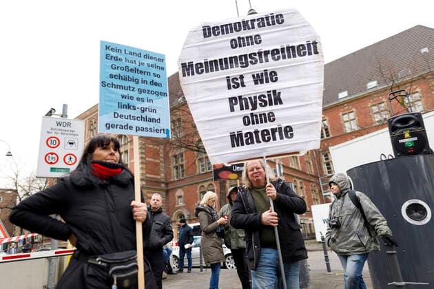 Demonstrators against WDR during the protests against the satirical song Meine Oma ist ne alte Umweltsau by WDR2 sung by a childrens choir at the WDR building in Breite Straße Cologne, 04 01 2020 Foto:xC.xHardtx xFuturexImage