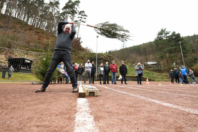 World Championship Christmas Tree Throwing 05 01 2020 Weidenthal x1x World Championship Christmas Tree Throwing Weidenthal Weidenthal Rheinland Pfalz Germany