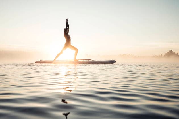 IMAGO Creative: Clickbait, Sport und Fitness Woman practicing paddle board yoga on lake Kirchsee in the morning, Bad Toelz, Bavaria, Germany model released Symbolfoto  WFF00203