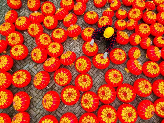 Bilder des Jahres 2020, News 01 Januar News Bilder des Tages January 7, 2020, Jiangsu, Jiangsu, China: Jiangsu,CHINA-Workers install and hang lanterns at the Shuihui garden scenic spot in Rugao city, east China s Jiangsu province, Jan. 6, 2020.The Spring Festival is coming, Shuihui garden scenic area prepared tens of thousands of lanterns of different sizes, dress up the scenic area, create a festive atmosphere. Jiangsu China - ZUMAs145 20200107_zaa_s145_125 Copyright: xXuxHuix