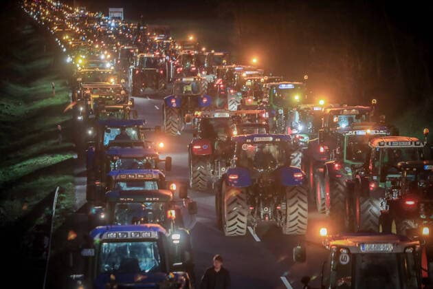 DEU, Germany, North Rhine-Westphalia, Telgte, 11 01 2020 Farmers protest in Münsterland, farmers drive to Telgte in convoys as a protest action With about 1000 tractors in five convoys they protest against the agricultural policy of the Federal Government The Land Alliance creates connections wants to hand over a paper with their demands to the Federal Environment Minister The Minister is a gues