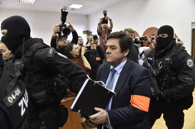 Bilder des Jahres 2020, News 01 Januar News Themen der Woche KW03 News Bilder des Tages The heavily armed members of Prison Service bring Marian Kocner into a courtroom ahead of the trial in Pezinok, Slovakia, on Monday, January 13, 2020. The trial of the four suspects in the case of the murder of reporter Jan Kuciak, which stirred mass anti-government protests in Slovakia and toppled Robert Fico (Smer-SD) as PM in the spring of 2018, started with the reading of the charges at the Special Court in Pezinok. The suspects in this case, which Slovak daily Sme described as the most closely-watched in the country s modern history and one of the largest in terms of the size of evidence, are Marian Kocner, Alena Zsuzsova, Tomas Szabo and Miroslav Marcek. If found guilty in the case, in which Kuciak s fiancee Martina Kusnirova was shot dead along with him, the suspects face up to a life sentence. (CTKxPhoto VaclavxSalek) CTKPhotoP20 _SAL8192
