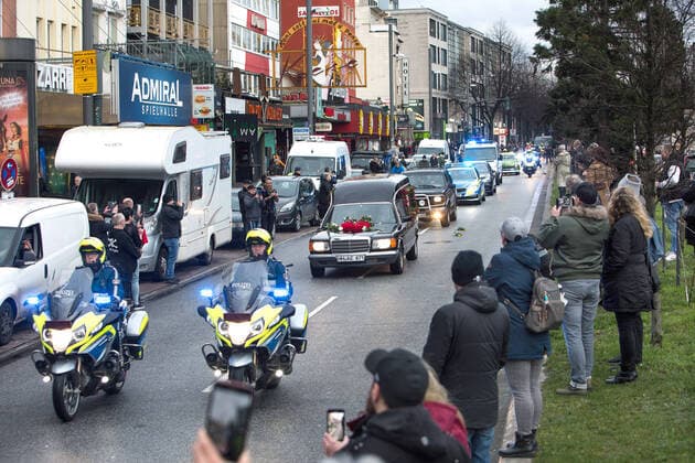 Thousands of people have been saying goodbye to actor Copyright: epd-bild PhilippxReiss EDITORIAL USE ONLY