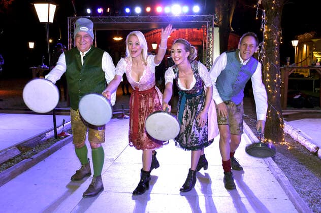 Axel Munz, Yvonne Marwan and Claus Eisenmann Söhne Mannheims with accompaniment at the 13 Angermaier curling world championship in traditional costume on the curling rinks in the Park Cafe Munich, 16 01 2020 Foto:xB.xInsingerx xFuturexImage