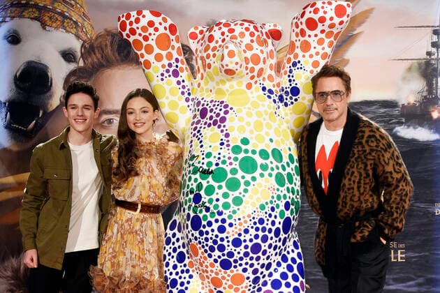 Harry Collet, Carmel Laniado and Robert Downey Jr signing a Buddy Bear during the press conference for the movie The Fantastic Journey of Dr Dolittle at the Waldorf Astoria Hotel Berlin, 20 01 2020 Foto:xN.xKubelkax xFuturexImage