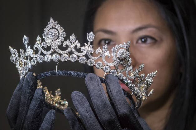 Bilder des Jahres 2020, Entertainment 01 Januar Entertainment Bilder des Tages London, Kopfschmuck des 5. Marquess of Anglesey Henry Cyril Paget präsentiert January 24, 2020, London, UK: LONDON, UK. A staff member presents a stunning diamond tiara from the exclusive collection of the controversial ‘Dancing Marquessâ€⠢, the 5th Marquess of Anglesey, Henry Cyril Paget who died in 1905. The tiara is being shown at Hancocks jewellers in Mayfair before being unveiled at TEFAF Maastricht, one of the worldâ€⠢s richest art fairs. The tiara, circa 1890, is formed of a graduated row of over 100 carats of old European and old mine-cut diamonds, which can detach to form a rivio¨re necklace. London UK - ZUMAl94_ 20200124_zaf_l94_019 Copyright: xStephenxChungx