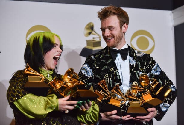 Bilder des Jahres 2020, Entertainment 01 Januar Entertainment Themen der Woche KW04 Entertainment Bilder des Tages (L-R) Billie Eilish, winner of Record of the Year for Bad Guy, Album of the Year for when we all fall asleep, where do we go?, Song of the Year for Bad Guy, Best New Artist and Best Pop Vocal Album for when we all fall asleep, where do we go?, and Finneas O Connell, winner of Best Engineered Album Non-Classical for when we all fall asleep, where do we go?, Song of the Year for Bad Guy, and Producer Of The Year Non-Classical during the 62nd annual Grammy Awards held at Staples Center in Los Angeles on Sunday, January 26, 2020 . LAP20200126395 CHRISTINExCHEW