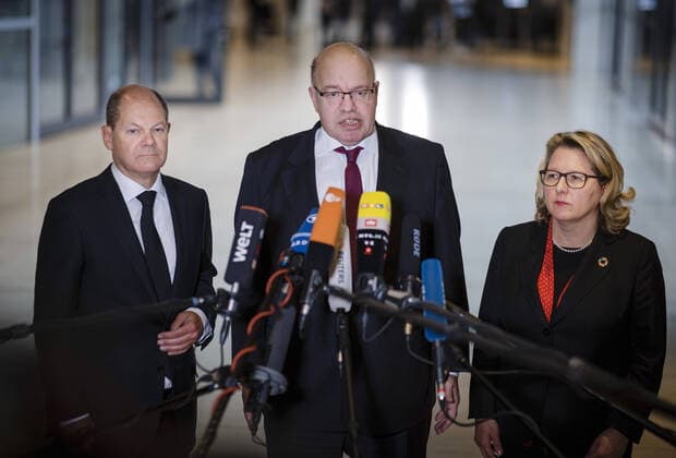 Federal Finance Minister Olaf Scholz, SPD, Federal Economics Minister Peter Altmaier, CDU, and Federal Environment Minister Svenja Schulze, SPD, make a joint press statement on the occasion of the coal phase-out law in the German Bundestag in Berlin 29 01 2020 Berlin Germany Copyright: xFelixxZahn photothek.netx