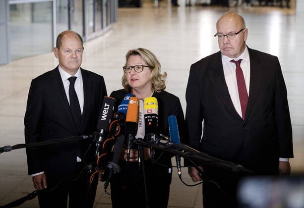 Federal Finance Minister Olaf Scholz, SPD, Federal Economics Minister Peter Altmaier, CDU, and Federal Environment Minister Svenja Schulze, SPD, make a joint press statement on the occasion of the coal phase-out law in the German Bundestag in Berlin 29 01 2020 Berlin Germany Copyright: xFelixxZahn photothek.netx