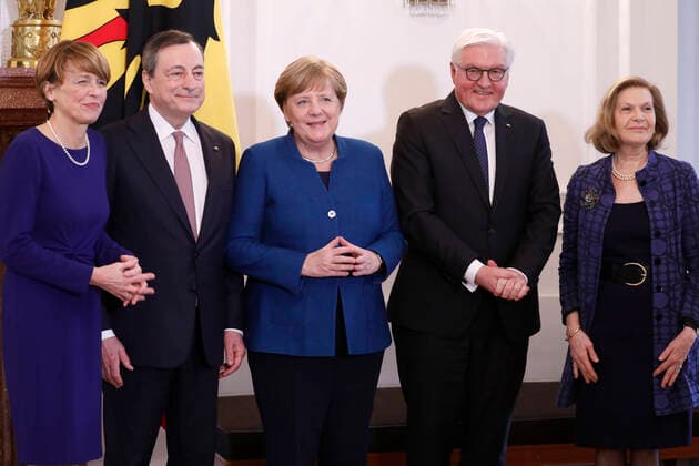 Elke Büdenbender, wife of Frank Walter Steinmeier, Mario Draghi, former President of the European Central Bank, Chancellor Angela Merkel, Federal President Frank Walter Steinmeier, Maria Serenella, wife of Mario Draghi, Germany, Berlin, Bellevue Palace, speech BPr Steinmeier and award of the Order of Merit of the Federal Republic of Germany to Mario Draghi, 31 01 2020