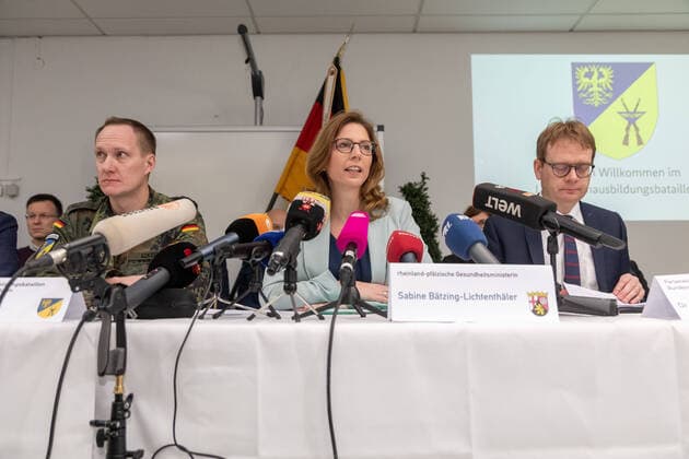 2020 Bilder des Jahres, News 02 Februar News Themen der Woche KW05 News Bilder des Tages February 1, 2020, Germersheim, Rheinland-Pfalz, Germany: Oberstlleutnant Peter Eckert (base commander), Dr. Thomas Gebhart (State Secretary to the Federal Minister of Health) Sabine BŠtzing-LichtenthŠler.(State Minister of Social Affairs for Rhineland-Palatinate) address the press at the first German citizen infected with the Coronavirus press conference, SŸdpfalz Barracks, Germersheim, Germany, 1 Feb 2020. Germersheim Germany - ZUMAr152 20200201_zaa_r152_002 Copyright: xPaulxNeedhamx xRmvx