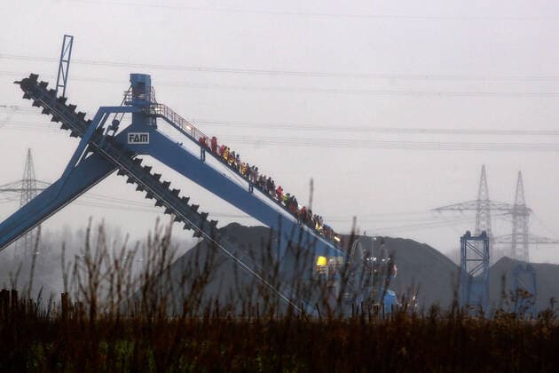 02 020 2020 Dattel, Kreis Recklinghausen, NRW About 120 activists of the Aktion Ende Gelände, Hambi activists, decoalonize europe and froidays for future have occupied 2 excavators on the site of the Datteln 4 power plant and put up protest banners They are protesting against the commissioning of the Uniper hard coal-fired power plant in January of this year In front of a factory gate other power plant opponents ar