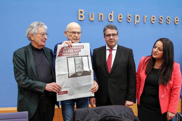 06 02 2020, Berlin, Germany Press conference Appeal for the release of Julian Assange from British extradition custody Photo by Gerhart Baum, FDP, Federal Minister (ret.), Guenter Wallraff, investigative journalist, Sigmar Gabriel, SPD, Federal Minister (ret.) and Sevim Dagdelen, MdB, DIE LINKE