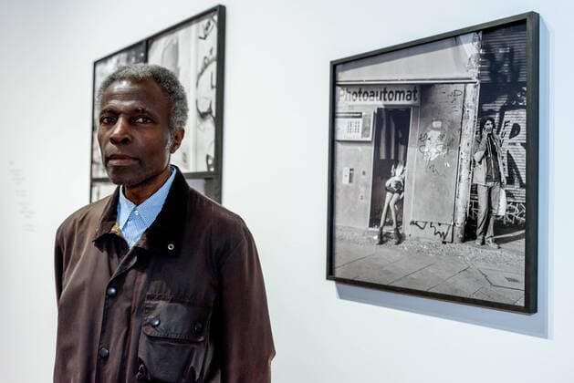 Photographer Akinbode Akinbiyi at the photo exhibition Six Songs, Swirling Gracefully in the Taut Air with black and white photographs by Berlin-based Nigerian photographer Akinbode Akinbiyi at the Berlin Gropius Bau Photographer Akinbode Akinbiyi at the photo exhibition Six Songs, Swirling Gracefully in the Taut Air with black and white photographs by the