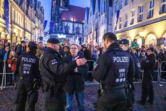 DEU, Germany, North Rhine-Westphalia, Münster, 07 02 2020 Demonstration on the Prinzipalmarkt against the New Years reception of the AfD Münster in the town hall Around the town hall several demonstrations and vigils take place, to which according to police information about 4000 participants have appeared Dr Christian Blex, MdL of the AfD in the parliament of North Rhine-Westphalia in conversation with police officers