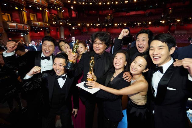 2020 Bilder des Jahres, Entertainment 02 Februar Bong Joon Ho (CL), Kwak Sin Ae (CR) and the cast and crew of Parasite pose with the Oscar for Best Picture during the live ABC Telecast of The 92nd Oscars at the Dolby Theatre in Hollywood, CA on Sunday, February 9, 2020. Los Angeles CA USA  Copyright: xMattxPetitx 339671232PLX