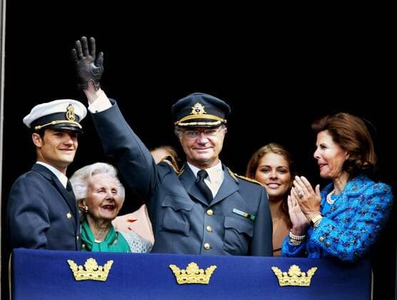 STOCKHOLM 020430 The King receives congratulations from the public surrounded by his 56th birthday Thousands of people had gathered on the outer courtyard to celebrate the King and to get a glimpse of the royal family in one of the windows in the picture Prince Philip, Princess Lilian, King Carl XVI Gustaf, Princess Madeleine and Queen Silvia STOCKHOLM SWEDEN PB CODE 1012 x1012x,  Copyright: xTONIxSICAx CARL XVI GUSTAF 56-ÅRSDAGEN