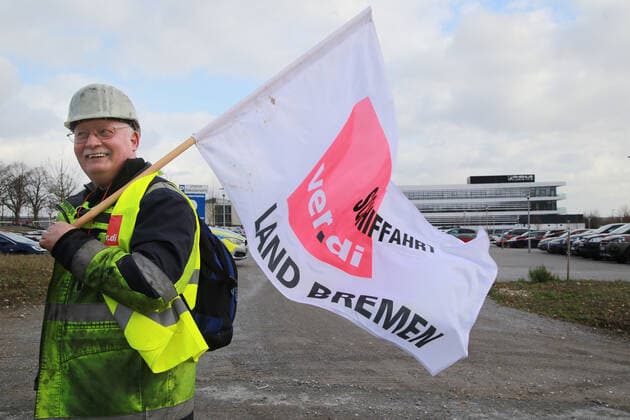 18 02 2020 Holzwickede, District of Unna Harbor workers from Rhenus Weserport Bremen protest in front of the Rhenus head office in Holzwickede Warning strike Small delegations were always demonstrating directly in front of the head office, the main meeting point was a parking lot within sight of the company buildings