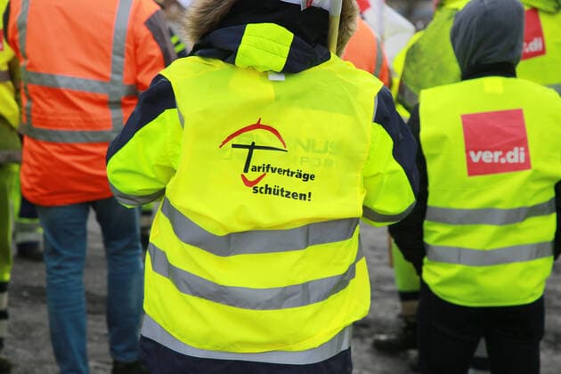 18 02 2020 Holzwickede, District of Unna Harbor workers from Rhenus Weserport Bremen protest in front of the Rhenus head office in Holzwickede Warning strike Small delegations were always demonstrating directly in front of the head office, the main meeting point was a parking lot within sight of the company buildings