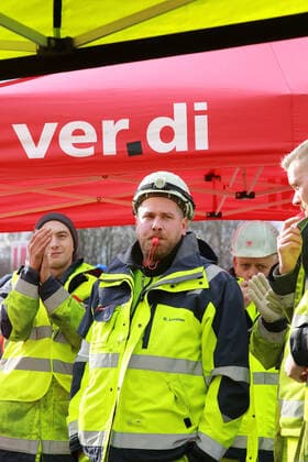 18 02 2020 Holzwickede, District of Unna Harbor workers from the Rhenus Weserport Bremen protest in front of the Rhenus head office in Holzwickede Warning strike Small delegations were always demonstrating directly in front of the head office, the main meeting point was a parking lot within sight of the company buildings the strikers motto is Together with collective agreement