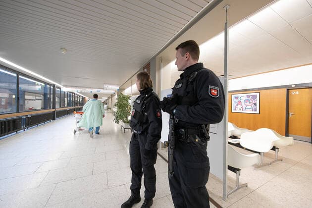 Hanover, 18 02 2020, At present, the Hanover police are controlling the entire campus of the Hanover Medical School MHH, heavily armed units are standing at all entrances According to media reports, a mafia boss from Montenegro is being treated in intensive care,