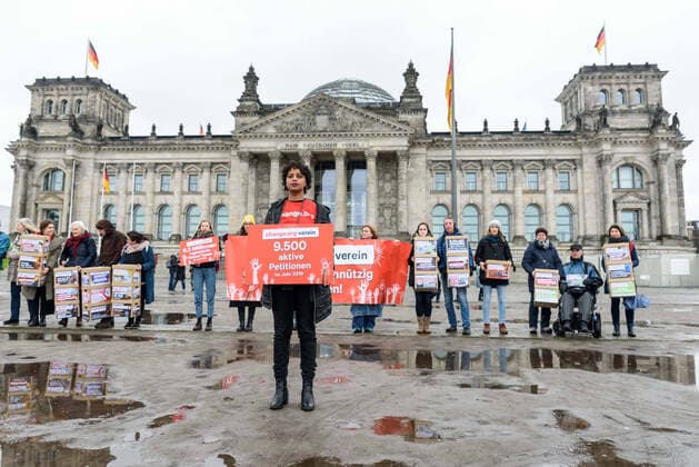 Berlin, 19 02 2020 Activists of the internet petition platform Change org protest in front of the Bundestag for the preservation of the non-profit status and corresponding tax relief for their donation Photo Florian Boillot FlorianxBoillot