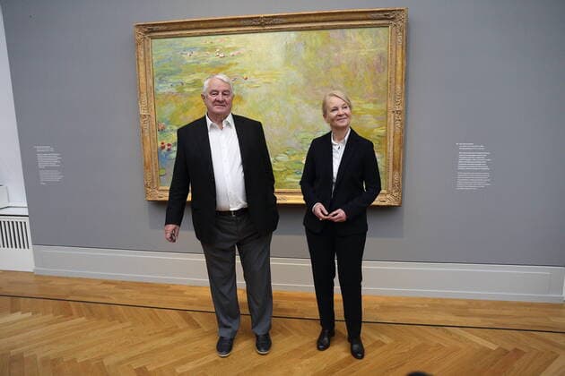 Patron of the arts Hasso Plattner and museum director Ortrud Westheider stand in front of the painting Der Seerosenteich um ca 1918, oil on canvas as part of the press conference for the exhibition Monet Orte in the Museum Barberini in Potsdam, 20 February 2020 Exhibition period 22 February to 1 June 2020 Museum Barberini Potsdam Exhibition Monet Orte