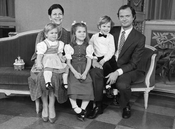 STOCKHOLM 19831214 The royal family gathered in their home at Drottningholm castle for the annual Christmas photography From the left Princess Madeleine, Queen Silvia, Crown Princess Victoria, Prince Carl Philip and King Carl XVI Gustaf Stockholm Sweden x37770x,  Copyright: xTOBBExGUSTAVSSONx xTTx KUNGAFAMILJEN JULEN 1983