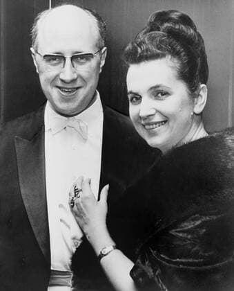 Mstislav Rostropovich (1927-2007), with his wife, with Bolshoi opera star Galina Vishnevskaya (b. 1926) in 1965. They toured internationally, performing recitals together until 1970, when the Soviets denied travel permission to punish their support of wri Courtesy Everett Collection PUBLICATIONXNOTxINxCANxCHNxFRAxITAxJPNxNORxPOLxRUSxESPxUKxUSA Copyright: xCourtesyxEverettxCollectionx HISL011 EC135