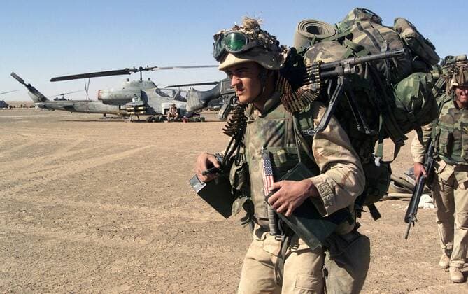 Infantryman carries a full combat load including a machine gun after seizing a forward operating base during the U.S. lead coalition s invasion of Afghanistan after the 9 11 al Qaeda terrorist attacks on the U.S. Nov. 25 2001., Photo by:Everett Collection Everett Collection(BSLOC_2011_6_74) PUBLICATIONXNOTxINxCANxCHNxFRAxITAxJPNxNORxPOLxRUSxESPxUKxUSA Copyright: xCourtesyxEverettxCollectionx HISL024 EC165