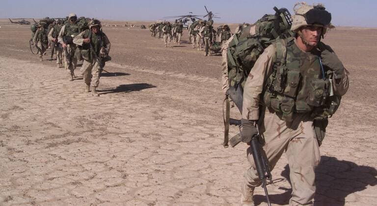 An Special Operations infantry company move across the desert in a file after the seizure of a forward operating baseduring the U.S. lead coalition s invasion of Afghanistan after the 9 11 al Qaeda terrorist attacks on the U.S. Nov. 26 2001., Photo by:Eve Everett Collection(BSLOC_2011_6_209) PUBLICATIONXNOTxINxCANxCHNxFRAxITAxJPNxNORxPOLxRUSxESPxUKxUSA Copyright: xCourtesyxEverettxCollectionx HISL024 EC180