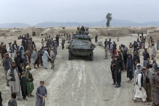 Afghans mostly men and boys greet Marines on patrol in a village near Kandahar. U.S. and coalition forces entered the Kandahar region a month earlier in late Nov. 2001., Photo by:Everett Collection(BSLOC_2011_6_30) Everett Collection(BSLOC_2011_6_30) PUBLICATIONXNOTxINxCANxCHNxFRAxITAxJPNxNORxPOLxRUSxESPxUKxUSA Copyright: xCourtesyxEverettxCollectionx HISL024 EC197
