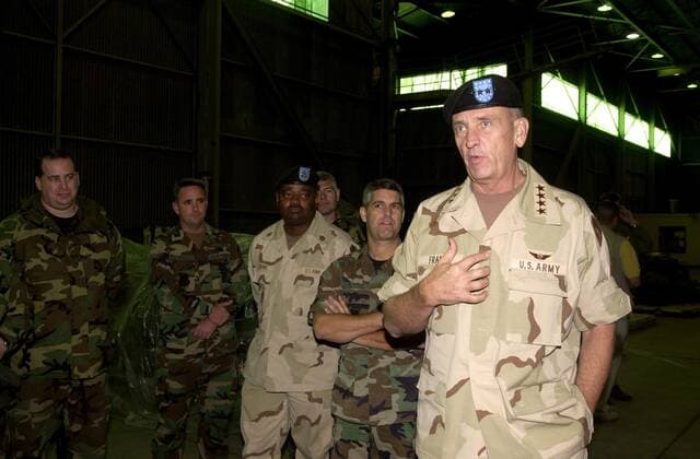 General Tommy Franks Commander of U.S. Central Command in Afghanistan chats with U.S. Air Force troops deployed to Moron Air Base Spain on Nov. 25 2001., Photo by:Everett Collection(BSLOC_2011_6_130) Everett Collection(BSLOC_2011_6_130) PUBLICATIONXNOTxINxCANxCHNxFRAxITAxJPNxNORxPOLxRUSxESPxUKxUSA Copyright: xCourtesyxEverettxCollectionx HISL025 EC035