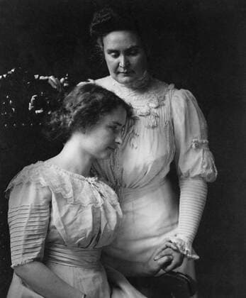 Helen Keller holding hand of her teacher, Anne Mansfield Sullivan (Mrs. John A. Macy) c. 1909. Sullivan began teaching the deaf and blind Keller in 1886 and was her interpreter until Sullivans death in 1936 (BSLOC_2018_4_105) For usage credit please use; PUBLICATIONXNOTxINxCANxCHNxFRAxITAxJPNxNORxPOLxRUSxESPxUKxUSA Copyright: xCourtesyxEverettxCollectionx HISL047 EC223
