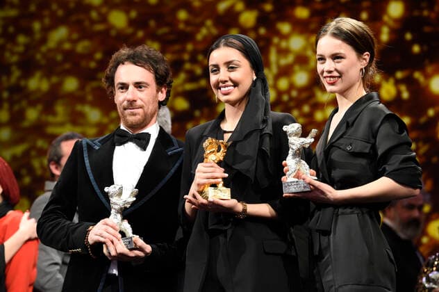 Award Winners Elio Germano, Baran Rasoulof and Paula Beer pose at the closing ceremony during the 70th Berlin International Film Festival Berlinale 2020 at Berlinale Palace on February 29, 2020 in Berlin, Germany Foto:xN.xKubelkax xFuturexImage
