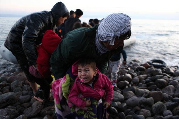 Bilder des Jahres 2020, News 03 März News Themen der Woche KW10 News Bilder des Tages (200302) -- LESVOS, March 2, 2020 -- Photo taken on March 2, 2020 shows refugees and migrants coming off a boat after arrival at Skala Sikaminias, in the island of Lesvos, Greece. At least five boats, carrying around 200 people, have reached Lesvos so far as of Monday, while about 1,000 refugees and migrants have landed on Greece s eastern Aegean islands since Sunday, Greek national news agency AMNA reported. Greece on Sunday decided to increase the level of deterrence at its borders to the maximum, as the country is facing a forthcoming increased refugee and migrant influx recently. ) GREECE-LESVOS-REFUGEE-MIGRANT MariosxLolos