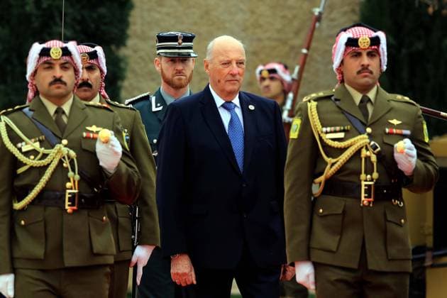 News Bilder des Tages (200302) -- AMMAN, March 2, 2020 -- Visiting King Harald V (C) of Norway reviews the guard of honor in Amman, Jordan, on March 2, 2020. King Abdullah II of Jordan on Monday held talks with visiting King Harald V of Norway on means to advance bilateral ties. (Photo by Xinhua) JORDAN-AMMAN-KING-NORWAY-KING-MEETING MohammadxAbuxGhosh 