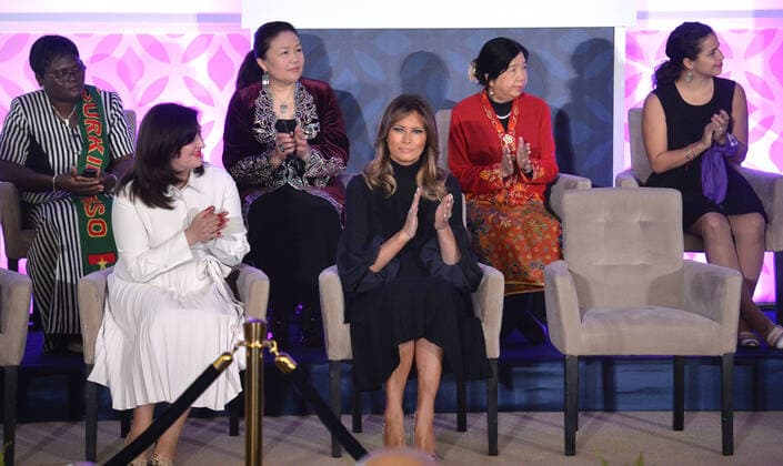 Bilder des Jahres 2020, Entertainment 03 März Entertainment Themen der Woche KW10 Entertainment Bilder des Tages First Lady Melania Trump (C) applauds along with International Women of Courage Awardees (L-R) Claire Ouedraogo (Burkina Faso), Shahla Umbatova (Azerbaijan), Sayragul Sauytbay (China), Susanna Liew (Malaysia) and Amaya Coppens (Nicaragua) during a ceremony at the State Department, Wednesday, March 4, 2020, in Washington, DC. The award honors women of courage and leadership in social justice, human rights, gender equality and the advancement of women and girls. WAP20200304503 MIKExTHEILER