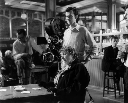 LOOK BACK IN ANGER, Dame Edith Evans rehearses scene on set with director Tony Richardson , 1959 Courtesy Everett Collection PUBLICATIONXNOTxINxCANxCHNxFRAxITAxJPNxNORxPOLxRUSxESPxUKxUSA Copyright: xCourtesyxEverettxCollectionx MBDLOBA EC007