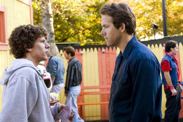ADVENTURELAND, from left: Jesse Eisenberg, Ryan Reynolds, 2009. Miramax courtesy Everett Collection Miramax Courtesy Everett Collection !ACHTUNG AUFNAHMEDATUM GESCHÃ„TZT! PUBLICATIONXNOTxINxCANxCHNxFRAxITAxJPNxNORxPOLxRUSxESPxUKxUSA Copyright: xMiramax CourtesyxEverettxCollectionx MCDADVE EC038