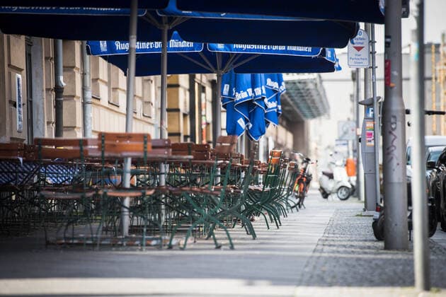 Shutdown Corona Completely empty restaurants on Charlottenstrasse, which is otherwise so busy, directly at the Gendarmenmarkt Shutdown Corona in Berlin Empty streets Hardly any people Stand still Public life Fear of contagion Berlin Mitte Empty swept Empty swept Shop closures Loss of sales Loss of sales Berlin Berlin Deu