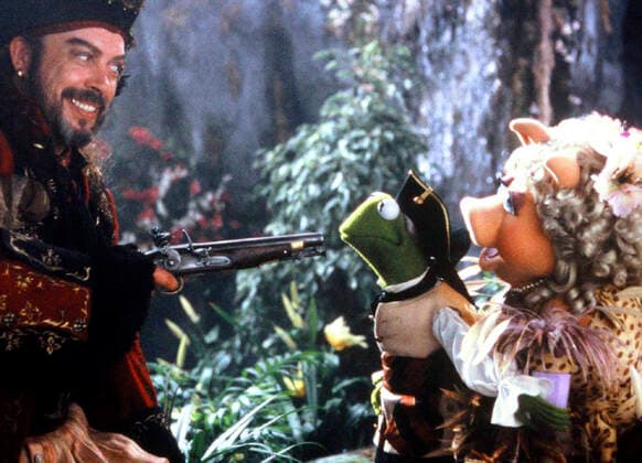 MUPPET TREASURE ISLAND, from left: Tim Curry, Kermit the Frog, Miss Piggy, 1996, Buena Vista Pictures courtesy Everett Collection Buena Vista Pictures Courtesy Everett Collection !ACHTUNG AUFNAHMEDATUM GESCHÃ„TZT! PUBLICATIONXNOTxINxCANxCHNxFRAxITAxJPNxNORxPOLxRUSxESPxUKxUSA Copyright: xBuenaxVistaxPictures CourtesyxEverettxCollectionx MCDMUTR EC003