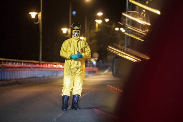 A man in a protective suit checks the body temperature of travellers entering the country at the German-Polish border in Goerlitz, 19 03 2020 In the night of 14 03 to 15 03 the borders between Germany and Poland and the Czech Republic were closed to contain the spread of corona virus Goerlitz Germany Copyright: xFlorianxGaertner photothek.netx