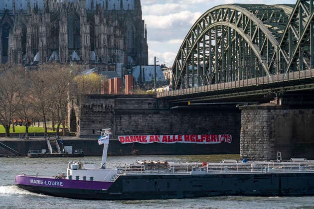 Effects of the coronavirus crisis, Thank you Banner am Rheinufer, Hohenzollern Brücke, Cologne, Germany, Corona crisis