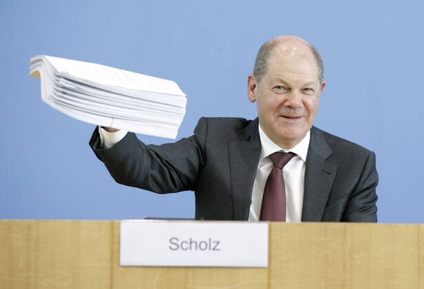 Federal Finance Minister Olaf Scholz, SPD, speaks at the Federal Press Conference on the Supplementary Budget 2020 and the reaction to the Corona Crisis Here he holds a stack of files with the new laws in his camera Berlin, 23 03 2020 Berlin Germany Copyright: xThomasxImo photothek.netx
