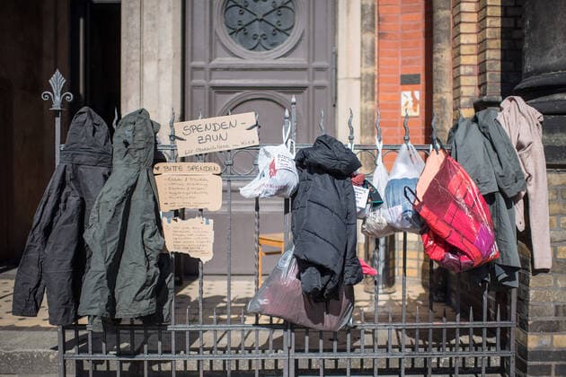 Clothing at the donation fence at the church Zionskirche in Berlin Mitte Photo from 24 03 2020 So-called donations or donation fences for homeless people are currently being built all over Germany. People are being Copyright: epd-bild ChristianxDitsch EDITORIAL USE ONLY