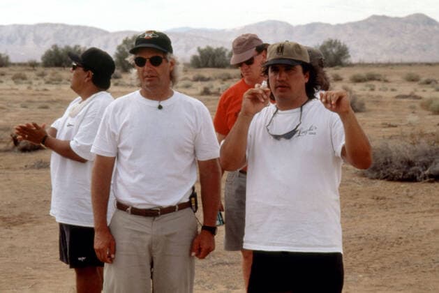 THE X-FILES MOVIE, Writer and creator Chris Carter, director Rob Bowman, on set, 1998, TM and Copyright (c)20th Century Fox Film Corp. All rights reserved. 20thCentFox Courtesy Everett Collection !ACHTUNG AUFNAHMEDATUM GESCHÃ„TZT! PUBLICATIONXNOTxINxCANxCHNxFRAxITAxJPNxNORxPOLxRUSxESPxUKxUSA Copyright: x20thCentFox CourtesyxEverettxCollectionx MSDXFIL FE023